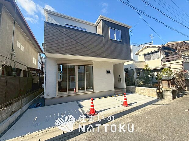 【現地写真（外観）】軽くて火災に強い屋根材を採用し、地震時の建物への負担や揺れを軽減しています。