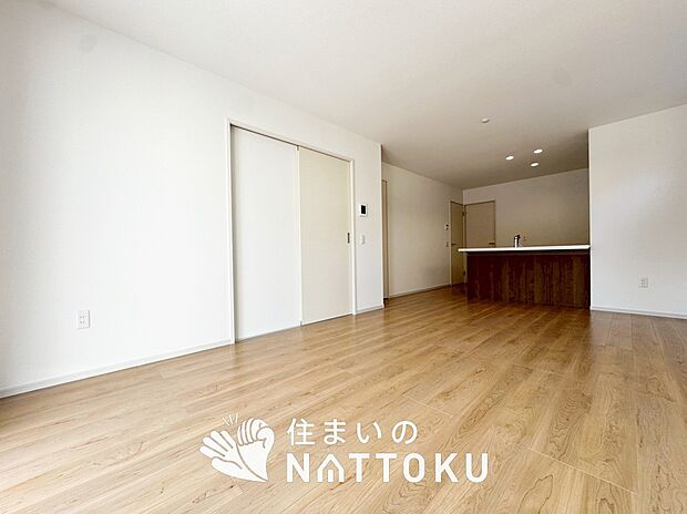 【現地写真（リビング）】フローリング材には、木目、色調など木材特有の風合いがあり、ナチュラルな美しさになっています。