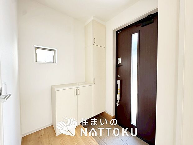 【現地写真（玄関）】玄関には、大型のシューズ収納を設置しています。
