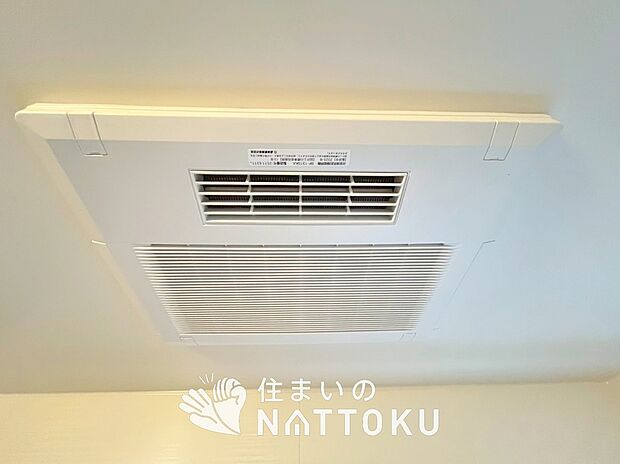 【浴室暖房換気乾燥機】寒い冬場はあたたかく、暑い夏場は扇風機のような心地よさです。
雨の日は、浴室が衣類乾燥スペースになります。
