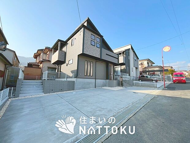 【現地写真（前道含む外観）】断熱性、気密性を高める工夫で一年中ずっと心地よく暮らせる、高気密・高断熱です。