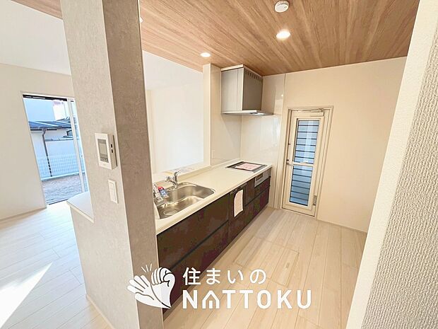 【現地写真（キッチン）】収納たっぷりのシステムキッチン、浄水器付水栓を標準装備しています。