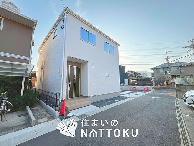 【現地写真（前道含む外観）】軽くて火災に強い屋根材を採用し、地震時の建物への負担や揺れを軽減しています。