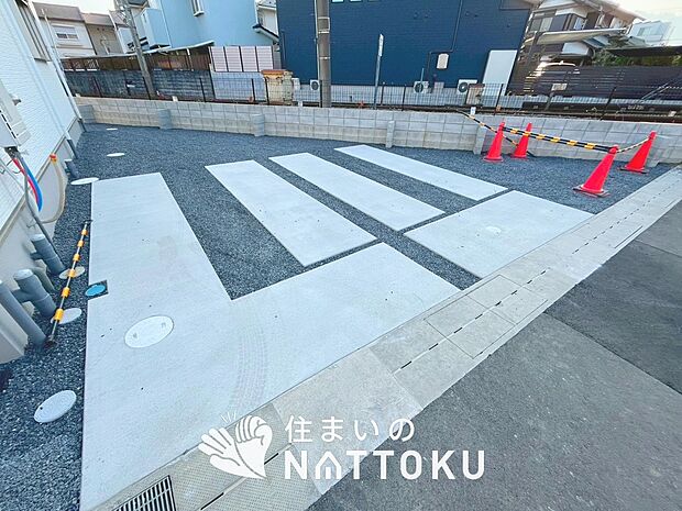 【現地写真（駐車場）】駐車スペースが広く、運転が苦手な方も安心です。