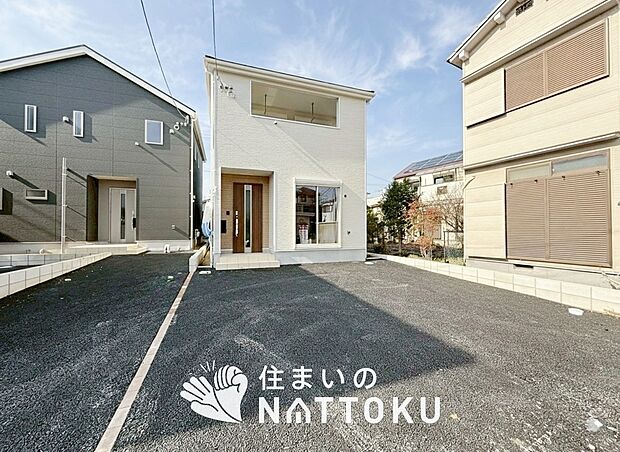 【現地写真（外観）【１号地】】雨で汚れを落とし、耐久性・耐候性に優れた外壁を使用しています。