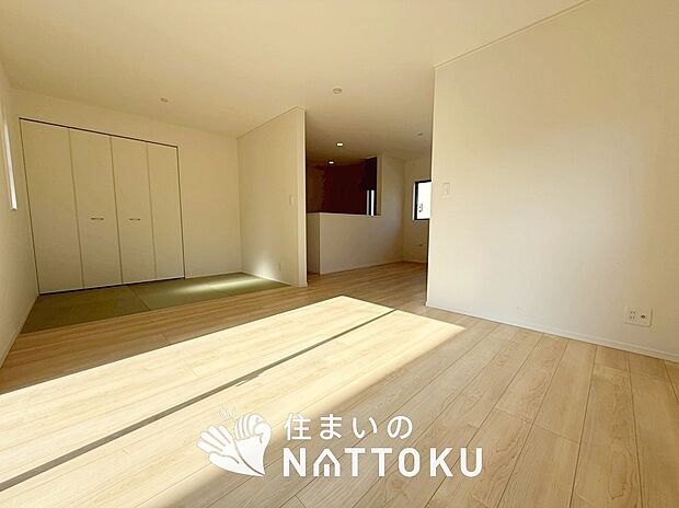 【現地写真（リビング）】フローリング材には、木目、色調など木材特有の風合いがあり、ナチュラルな美しさになっています。