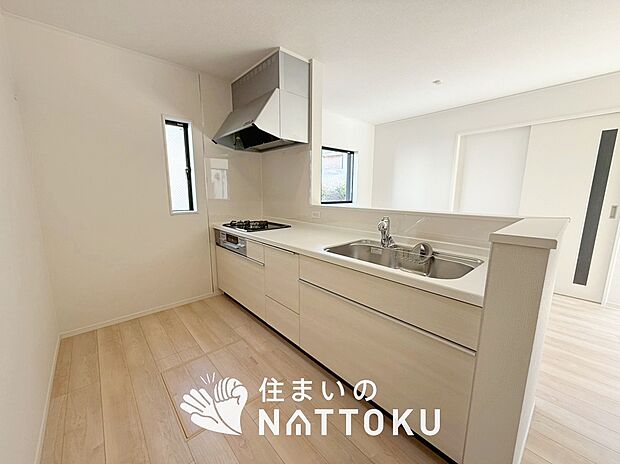 【現地写真（キッチン）】収納たっぷりのシステムキッチン、浄水器付水栓を標準装備しています。