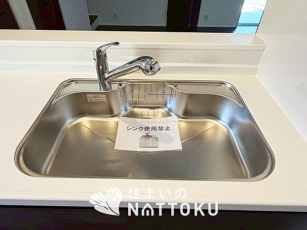 【浄水器内臓ハンドシャワー付シンク】広々とした凸型シンクに洗剤ポケットを標準装備。すっきり収納できます。
また、蛇口の先端に浄水器を内蔵しているため場所をとりません。
