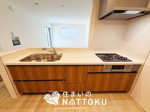 【現地写真（キッチン）】収納たっぷりのシステムキッチン、浄水器付水栓を標準装備しています。