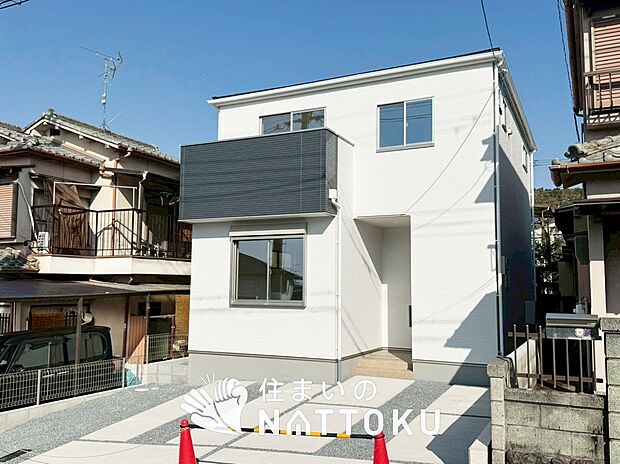 【現地写真（外観）】軽くて火災に強い屋根材を採用し、地震時の建物への負担や揺れを軽減しています。