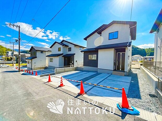 【現地写真（街並み）】軽くて火災に強い屋根材を採用し、地震時の建物への負担や揺れを軽減しています。