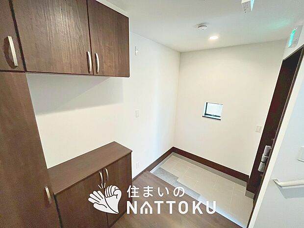 【現地写真（玄関）】玄関には、大型のシューズ収納を設置しています。