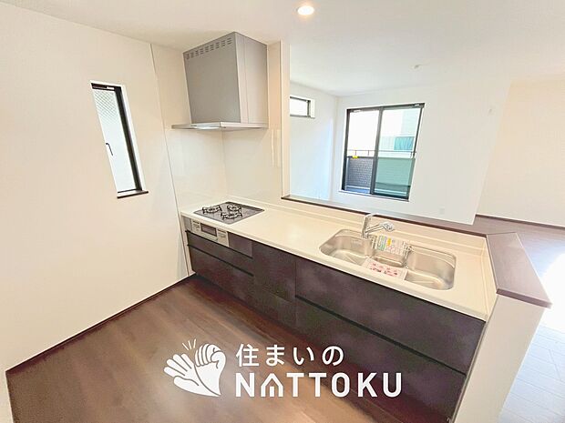 【現地写真（キッチン）】収納たっぷりのシステムキッチン、浄水器付水栓を標準装備しています。