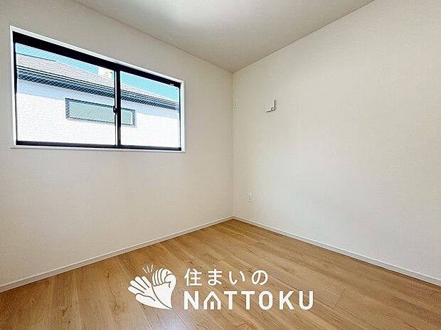 【現地写真（洋室）】木目の美しさを際立たせるシンプルデザインの建具を使用しています。