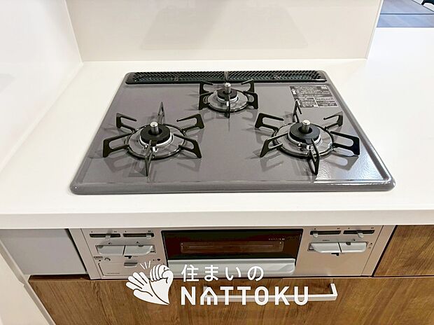 【ビルトインコンロ】フラットな構造で清掃性が高く、過熱防止センサー付３口タイプで日頃の家事も快適です。