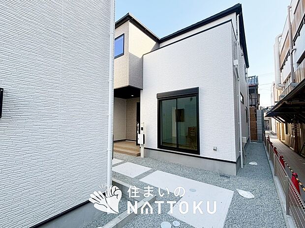 【現地写真（街並み）】軽くて火災に強い屋根材を採用し、地震時の建物への負担や揺れを軽減しています。