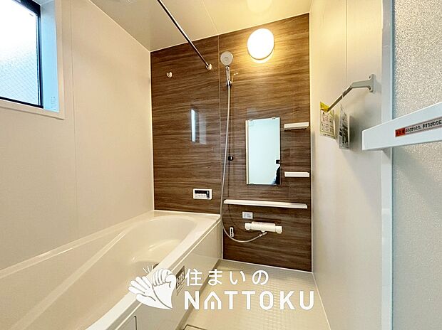 【現地写真（浴室）】浴室暖房乾燥機付き。１坪タイプで広々です。