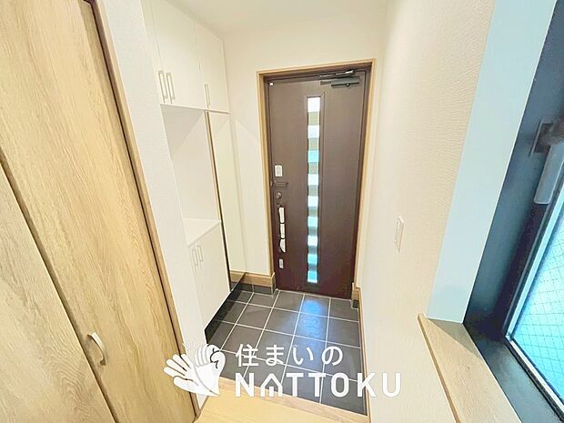 【現地写真（玄関）】玄関には、大型のシューズ収納を設置しています。