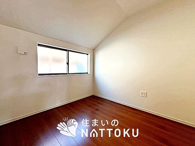 【現地写真（洋室）】木目の美しさを際立たせるシンプルデザインの建具を使用しています。