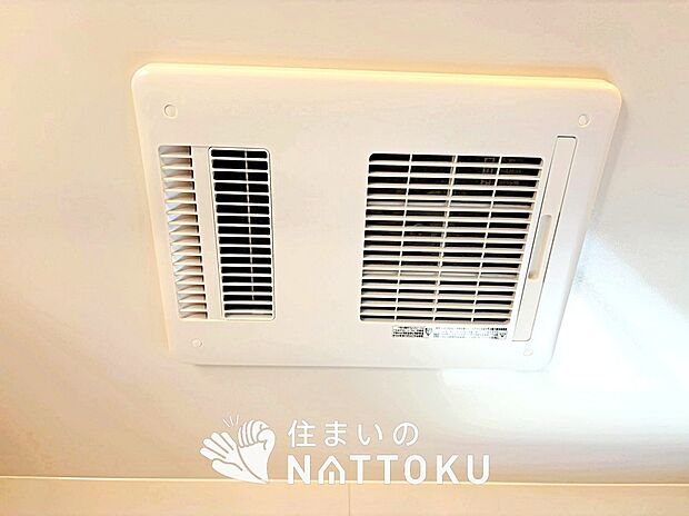 【浴室暖房換気乾燥機】入浴後の水滴や湿気を排出し、カビの発生や臭いを抑制します。
雨の日の洗濯物にも効果的です。
