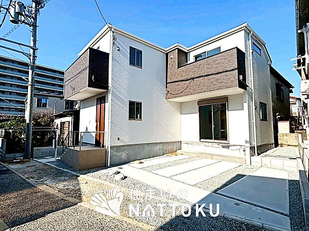 【現地写真（前道含む外観）】お引渡し後も無償の定期点検を行っており、暮らしの安心をお届けしています。