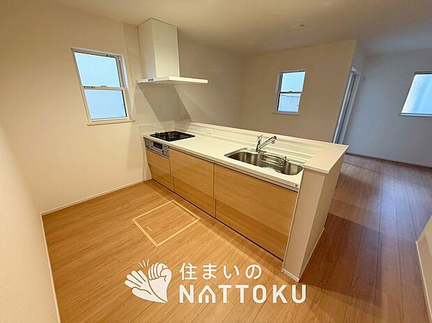 【現地写真（キッチン）】収納たっぷりのシステムキッチン、浄水器付水栓を標準装備しています。