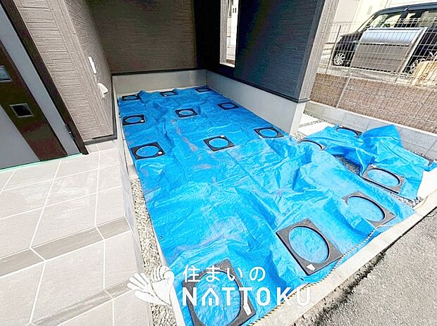 【現地写真（駐車場）】駐車スペースが広く、運転が苦手な方も安心です。