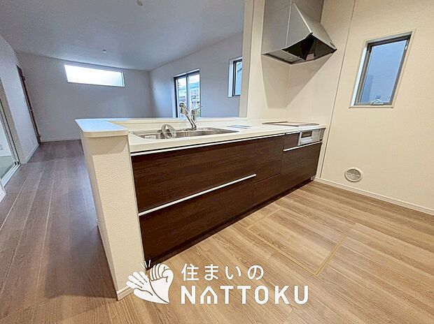 【現地写真（キッチン）】収納たっぷりのシステムキッチン、浄水器付水栓を標準装備しています。