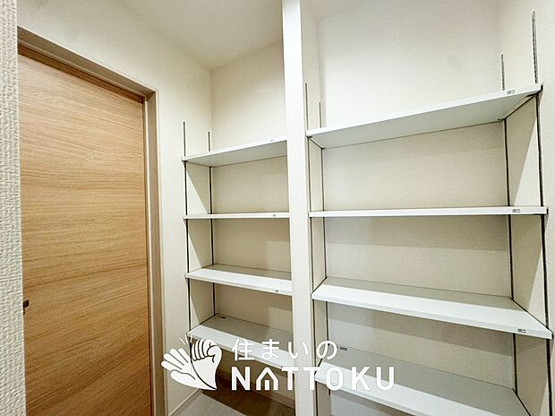 【現地写真（玄関）】玄関には、大型のシューズ収納を設置しています。