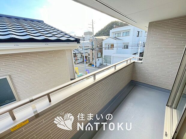 【バルコニー】奥行きが広く、洗濯物をゆったりと干せる十分な広さで、家族の洗濯も捗ります。