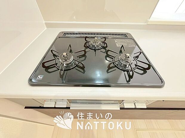 【ビルトインコンロ】フラットな構造で清掃性が高く、過熱防止センサー付３口タイプで日頃の家事も快適です。