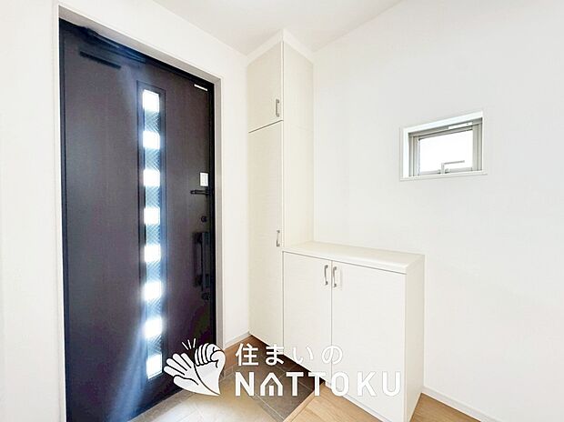 【現地写真（玄関）】玄関には、大型のシューズ収納を設置しています。