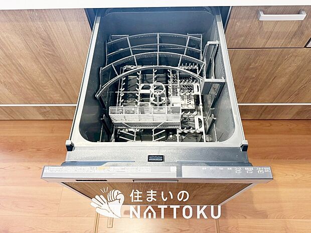 【食器洗い乾燥機】食後の時間にゆとりを与えてくれる食器洗い乾燥機。
操作ボタンも上面にあるので、腰をかがめずに操作ができラクラクです。
