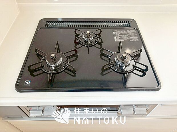 【ビルトインコンロ】フラットな構造で清掃性が高く、過熱防止センサー付３口タイプで日頃の家事も快適です。