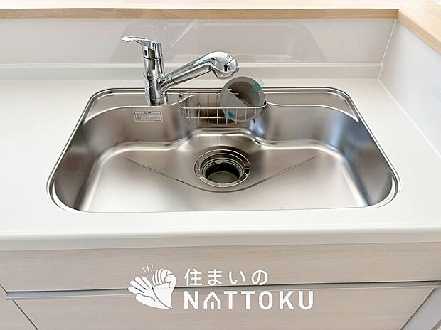 【浄水器内臓ハンドシャワー付シンク】広々とした凸型シンクに洗剤ポケットを標準装備。すっきり収納できます。
また、蛇口の先端に浄水器を内蔵しているため場所をとりません。
