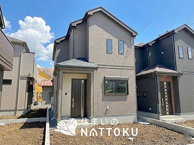 【現地写真（外観）【C号地】】軽くて火災に強い屋根材を採用し、地震時の建物への負担や揺れを軽減しています。