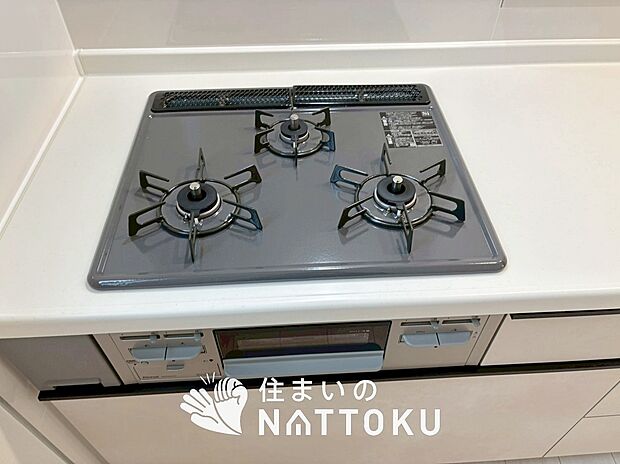 【ビルトインコンロ】フラットな構造で清掃性が高く、過熱防止センサー付３口タイプで日頃の家事も快適です。