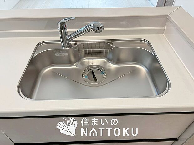 【浄水器内臓ハンドシャワー付シンク】広々とした凸型シンクに洗剤ポケットを標準装備。すっきり収納できます。
また、蛇口の先端に浄水器を内蔵しているため場所をとりません。
