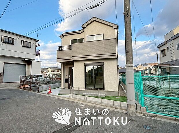 【現地写真（前道含む外観）】健康被害に配慮したもっとも安全性の高い建材を採用し、シックハウス対策をしております。