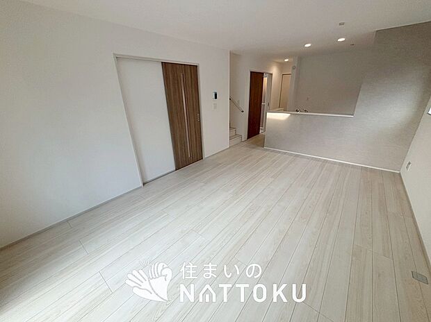 【現地写真（リビング）】フローリング材には、木目、色調など木材特有の風合いがあり、ナチュラルな美しさになっています。