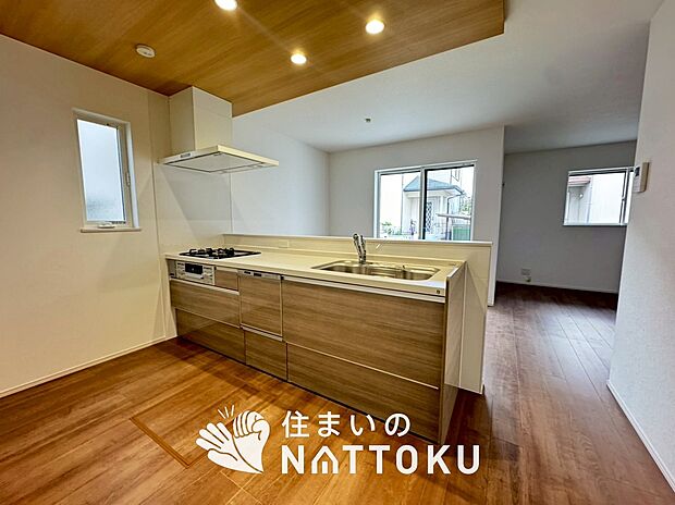 【現地写真（キッチン）】収納たっぷりのシステムキッチン、浄水器付水栓を標準装備しています。