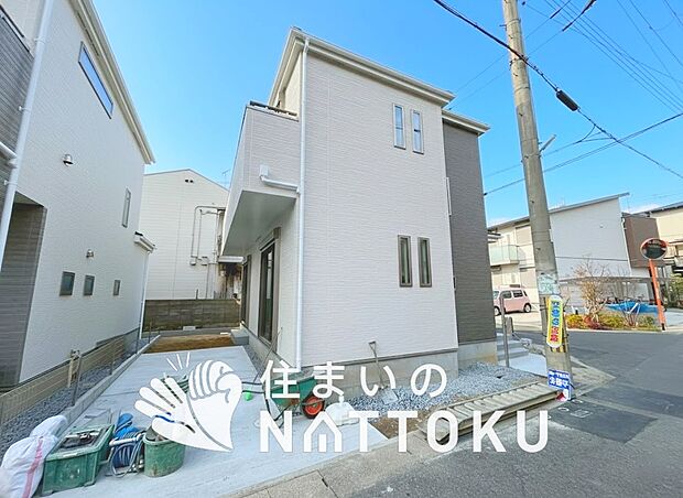 【現地写真（外観）【Ａ号地】】軽くて火災に強い屋根材を採用し、地震時の建物への負担や揺れを軽減しています。