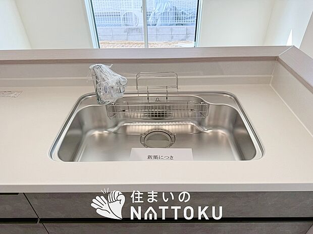 【浄水器内臓ハンドシャワー付シンク】広々とした凸型シンクに洗剤ポケットを標準装備。すっきり収納できます。
また、蛇口の先端に浄水器を内蔵しているため場所をとりません。

