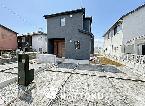 【現地写真（外観）【１号地】】雨で汚れを落とし、耐久性・耐候性に優れた外壁を使用しています。