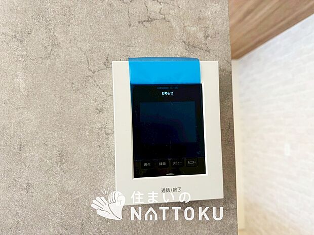 【TVモニター付インターホン】手放し通話ができ、送話表示灯で送話・受話状態が確認できます。
映像と音声で玄関先の様子をチェックできるモニター機能や、夜間の訪問者の顔も確認できるLEDライトを装備しています。