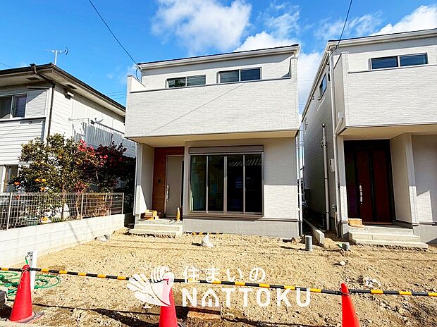 【現地写真（外観）【１号地】】軽くて火災に強い屋根材を採用し、地震時の建物への負担や揺れを軽減しています。