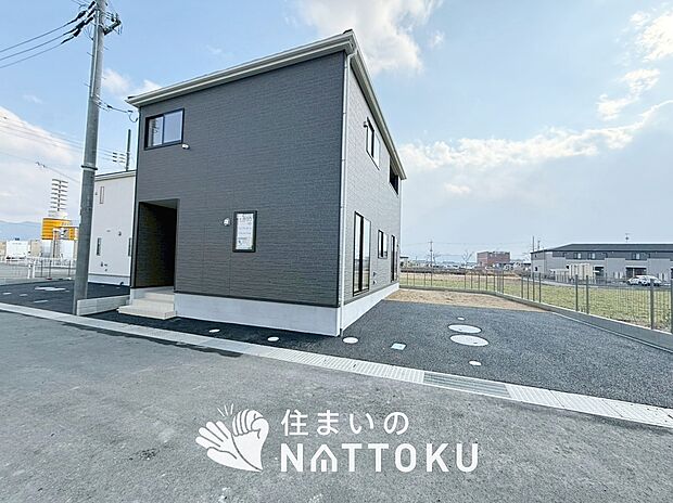 【現地写真（外観）【２号地】】雨で汚れを落とし、耐久性・耐候性に優れた外壁を使用しています。