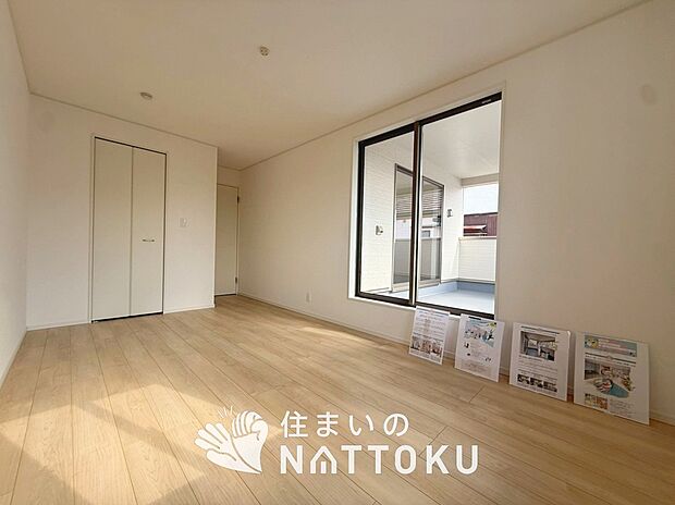 【現地写真（寝室）】木目の美しさを際立たせるシンプルデザインの建具を使用しています。