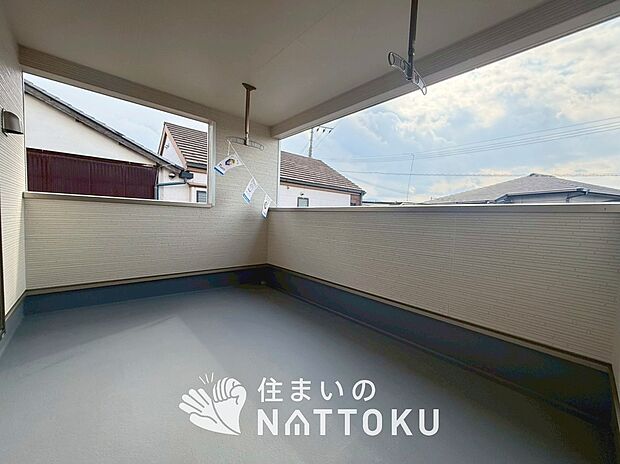 【バルコニー】奥行きが広く、洗濯物をゆったりと干せる十分な広さで、家族の洗濯も捗ります。