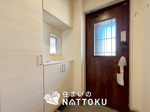 【現地写真（玄関）】玄関には、大型のシューズ収納を設置しています。
